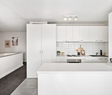 Light-Filled Apartment with City Views - Photo 2