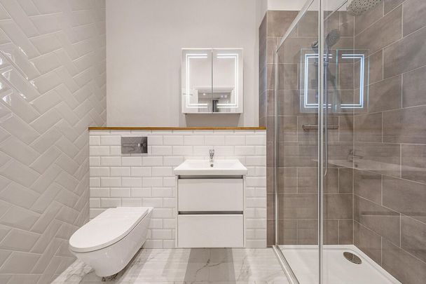A beautifully proportioned two bedroom apartment ideally positioned for access to Richmond and St Margarets. - Photo 1