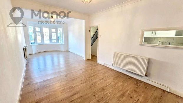 Rushden Gardens, Clayhall, IG5 - Photo 1