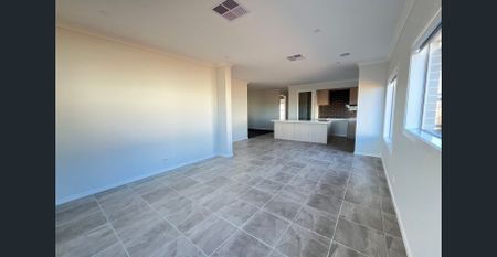 Brand New 4 bedroom house in Truganina - Solar panels installed !!! - Photo 2