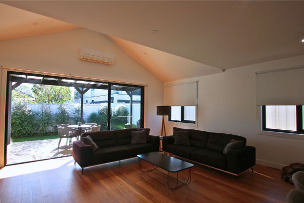 Spacious Contemporary Townhouse - Photo 1