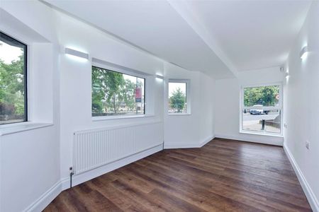 A modern one bedroom apartment opposite the River Thames with separate storage unit. - Photo 3