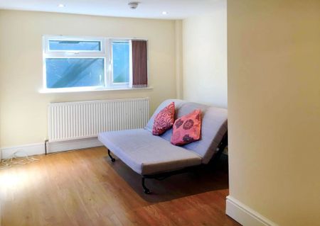 Price £750 pcm - Available 17/10/2025 - Furnished - Photo 3