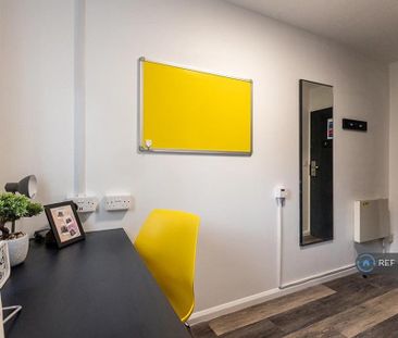 1 bedroom in a flat share to rent - Photo 3