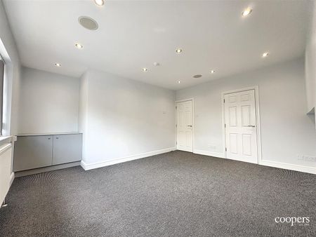 High Road, Ickenham, UB10 - Photo 3