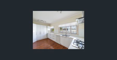 Charming Cottage in Sought-After Morningside Pocket! - Photo 5