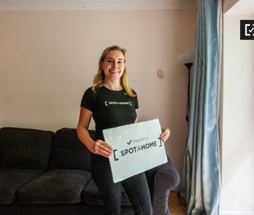 Bed in a twin room in a 2-bedroom flat in Silicon Docks - Photo 6