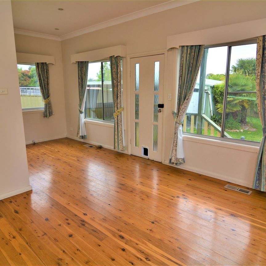 FAMILY HOME WITH GREAT GARAGING - Photo 1