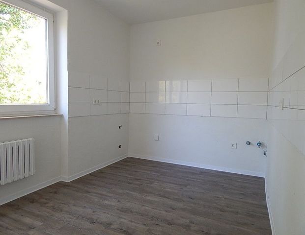 Günstiger geht es kaum! 3-Zimmer-Wohnung mit Balkon (WBS) - Photo 1