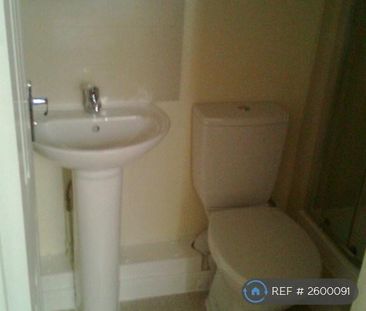 1 bedroom in a flat share to rent - Photo 5