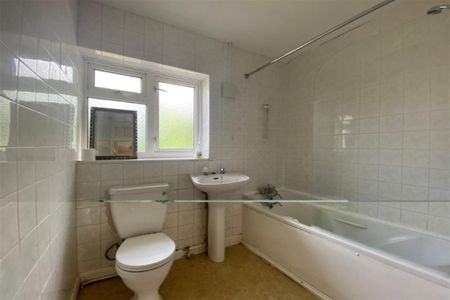 4 bedroom terraced house to rent - Photo 3