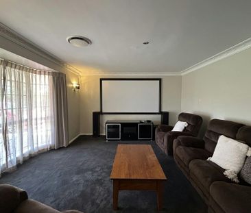 LARGE FAMILY HOME WITH A POOL! - Photo 3