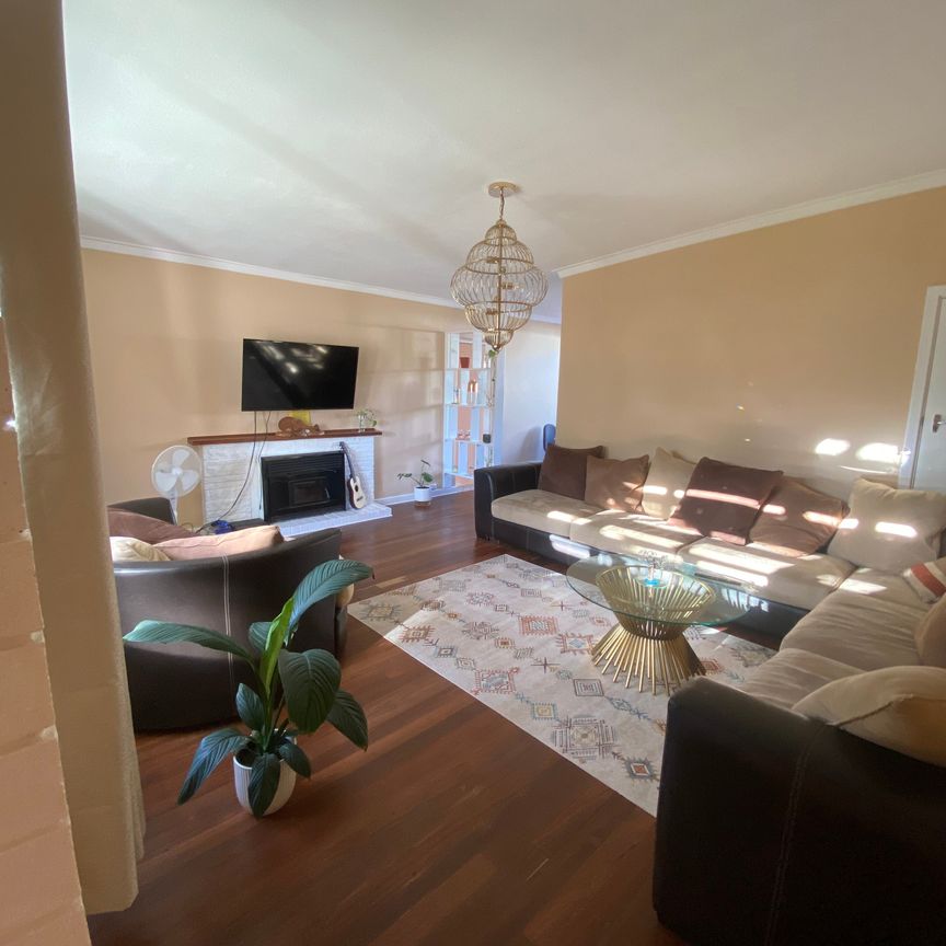 Rockingham - Photo 1