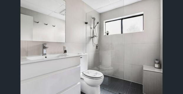 Renovated modern apartment in an ideal location - Photo 1