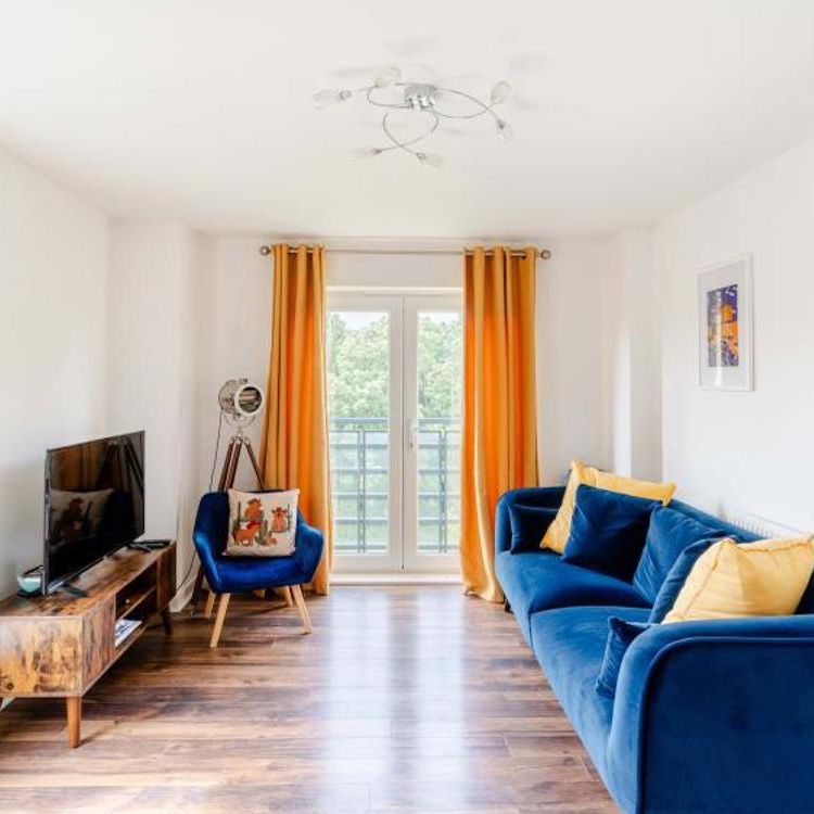 Modern top-floor two-bedroom apartment close to Portishead Marina, featuring two double bedrooms, separate kitchen, spacious living room with Juliet balcony and allocated parking. - Photo 1