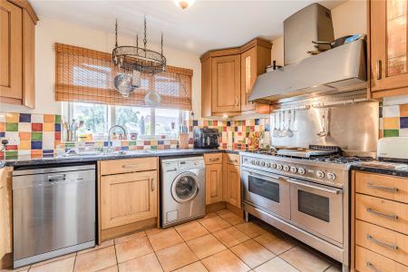 Ongar Close, Addlestone, Surrey, KT15 - Photo 3