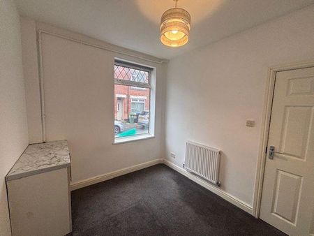 4 bedroom semi-detached house to rent - Photo 4