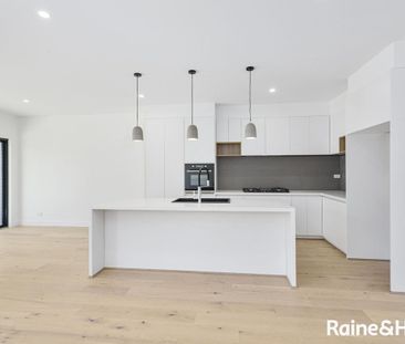 Sleek and Close to the Beach - Photo 3