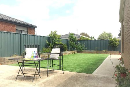 “Stunning 4BR Haven in James Wood!” - Photo 2