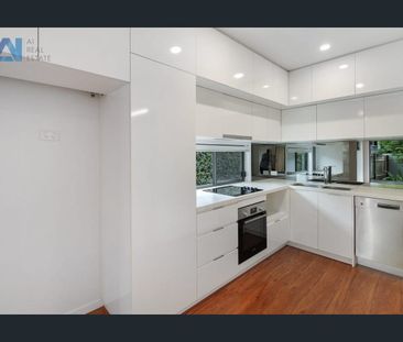 Modern & Spacious 3-Bedroom Townhouse in Prime Location - Photo 4