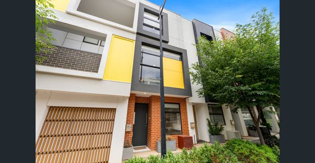 Extra Large Designer Style 3 Storey Terrace Home - Photo 1