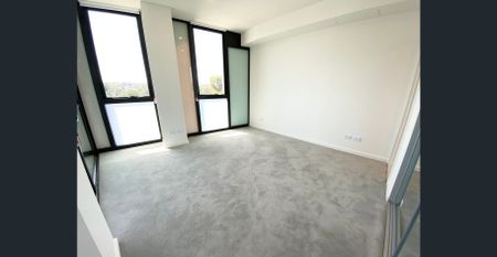 Bright Two Bedroom Apartment in Melrose Park - Photo 2