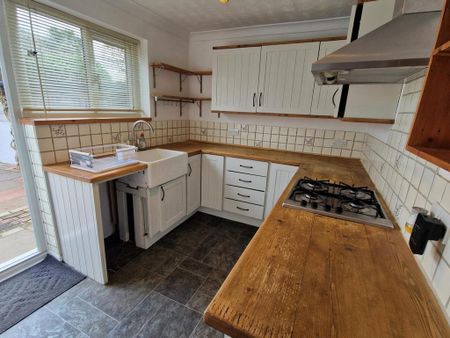 3 bedroom semi-detached house to rent - Photo 3