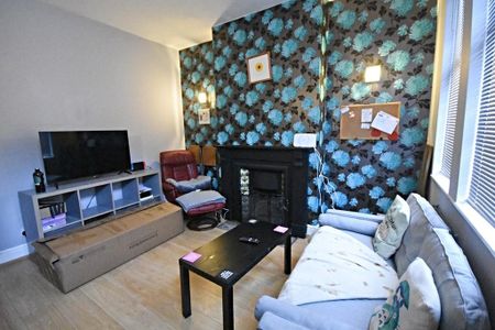 2 bedroom end of terrace house to rent - Photo 2