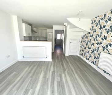 4 bedroom semi-detached house to rent - Photo 4