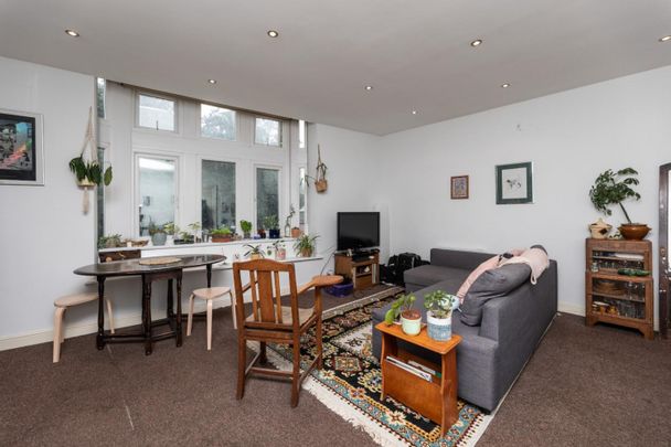 2 bedroom Flat To Let - Photo 1
