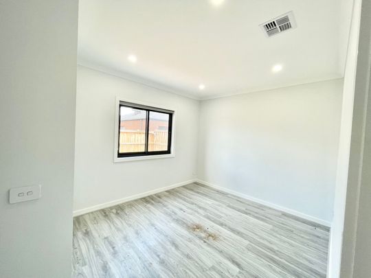 Modern Family Living in Thornhill Park Estate! - Photo 1