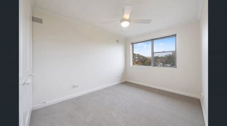 Freshly Updated Apartment in a Prestigious Harbourside Pocket - Photo 2