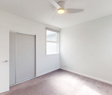 Stunning Fully Renovated 3-Bedroom Townhouse in the Heart of Richmond - Photo 2