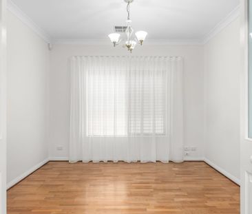 Immaculate Family Home with a Pool! - Photo 4