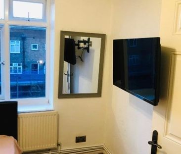 Room in a Shared Flat, Frensham Drive, SW15 - Photo 1