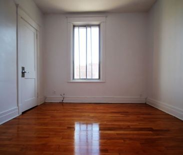 Superbe 4 1/2 entièrement rénové à 5 min du metro Parc et proche de... - Photo 2