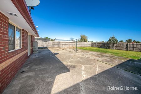 Charming 3 bedroom home - Photo 5