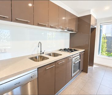 Spacious Two-Bedroom Apartment with Private Entrance & Courtyard - Photo 4