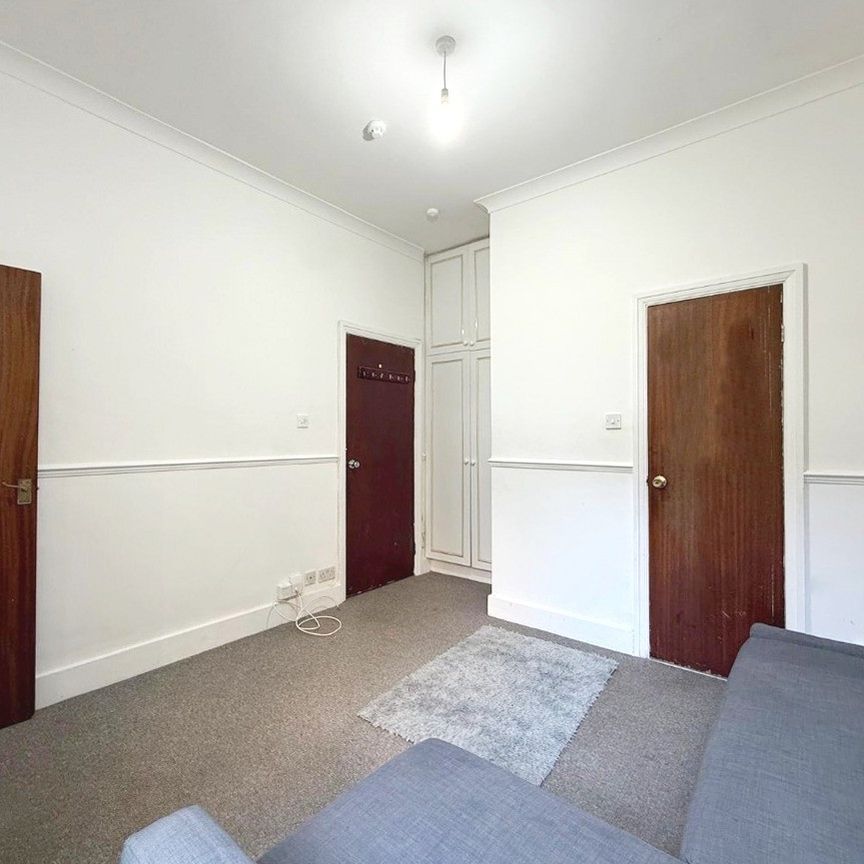 TW3, 111 Lampton Road - Photo 1