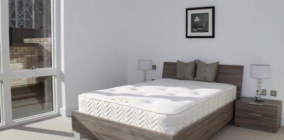 3 Bed Flat, Lakeside Drive, NW10 - Photo 2