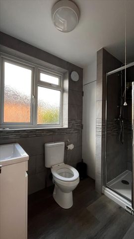 1 bedroom in a house share to rent - Photo 5