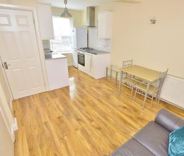 2 bedroom Flat To Let - Photo 3