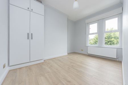 Exceptional 3 bed 2 bath apartment TO LET in Raynes Park - Photo 4
