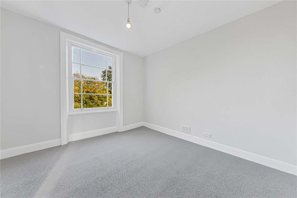 Top floor two bedroom set in the heart of St. John's Wood. - Photo 1