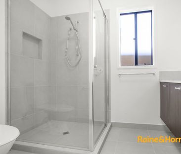 4-bedroom house in Cranbourne East! - Photo 2