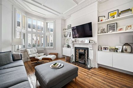 A well-finished five bedroom house located close to Putney High Street and the River Thames. - Photo 2