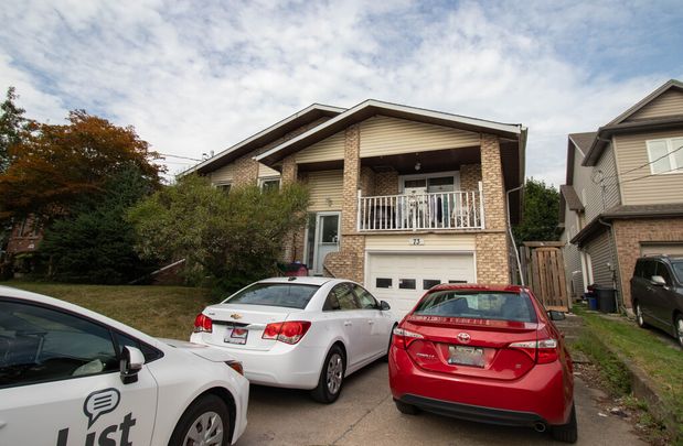 Spacious 3 Bedroom Main Unit in Thorold! - Photo 1