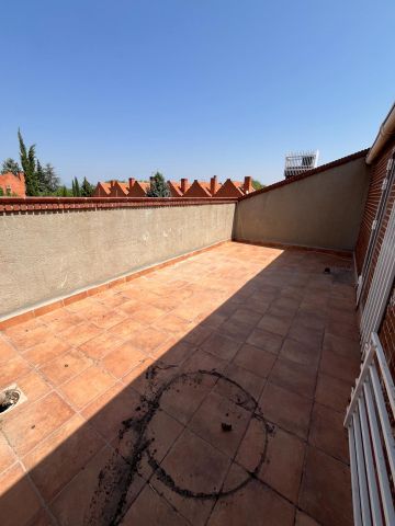 Chalet adosado con jardín privado, piscina y pista de tenis en Las Rozas - Photo 2