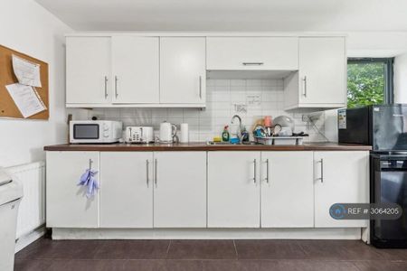 1 bedroom in a flat share to rent - Photo 5