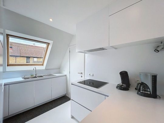 Ruim duplex dakappartement met twee slaapkamers, centraal gelegen. - Foto 1